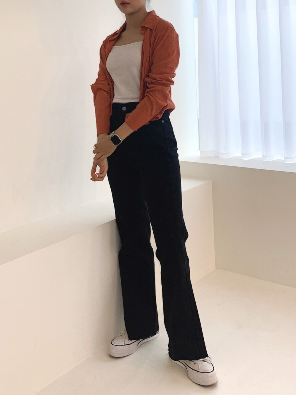 「ブラウス、シャツスタイル、シャツ、オレンジ、ブラックデニム、ブラック、デニム、ワイドパンツ、ワイドデニム、パンツコーデ、converse、コンバース、スニーカー、スニーカーコーデ、シンプルコーデ」｜「LAZY AND  EASYのアイテム（シャツ/ブラウス、オレンジ系）」を使った、lazyandeasyさん（レディース・158cm）の秋コーディネートの1枚目の写真
