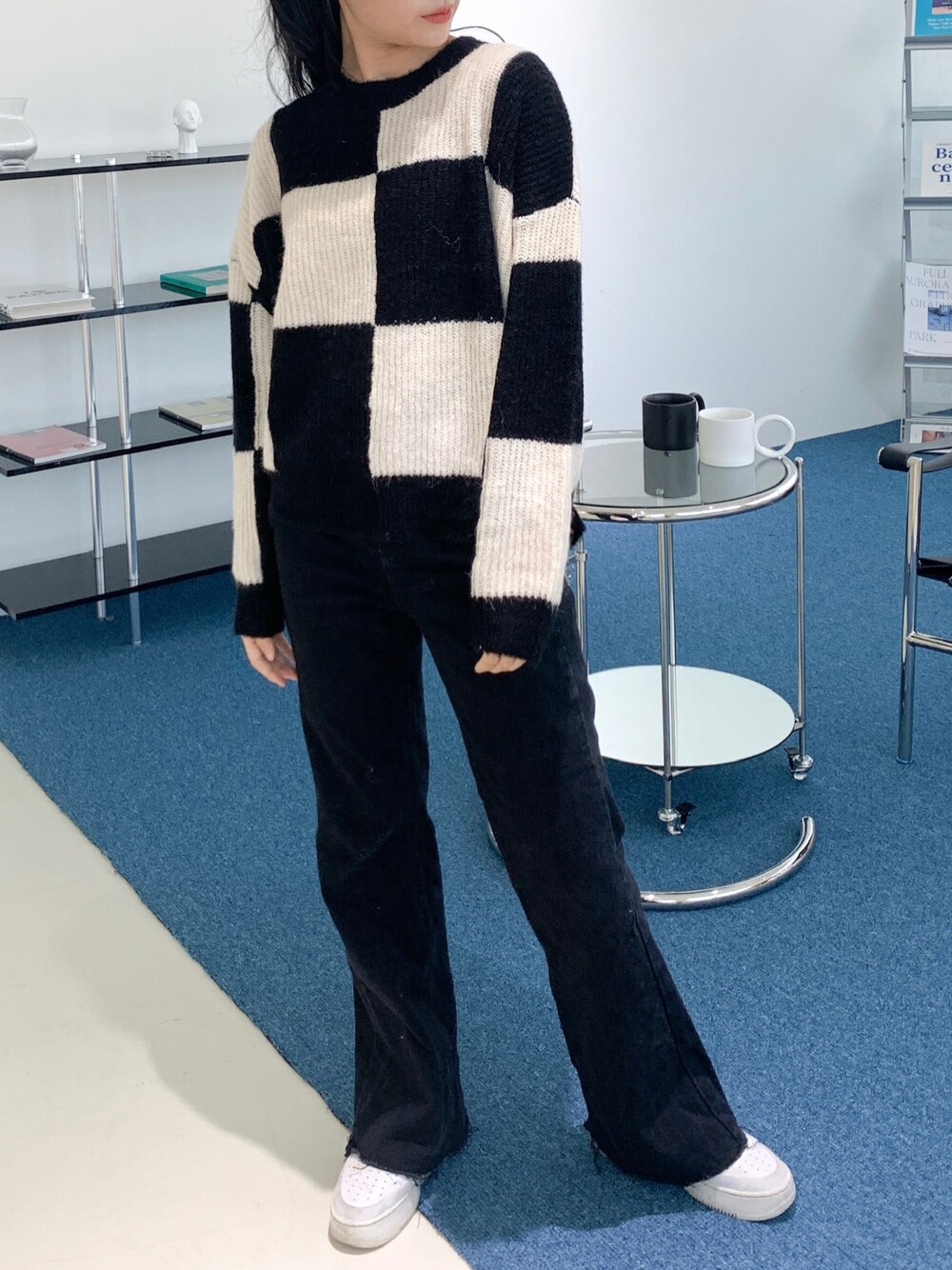 「ニットコーデ、チェック、ブロックチェック、モノトーンコーデ、モノトーン、スニーカー、AIR FORCE 1、ニット、ootd」｜「LAZY AND EASYのアイテム（ニット/セーター、ブラック系）」を使った、lazyandeasyさん（レディース・158cm）の冬コーディネートの1枚目の写真