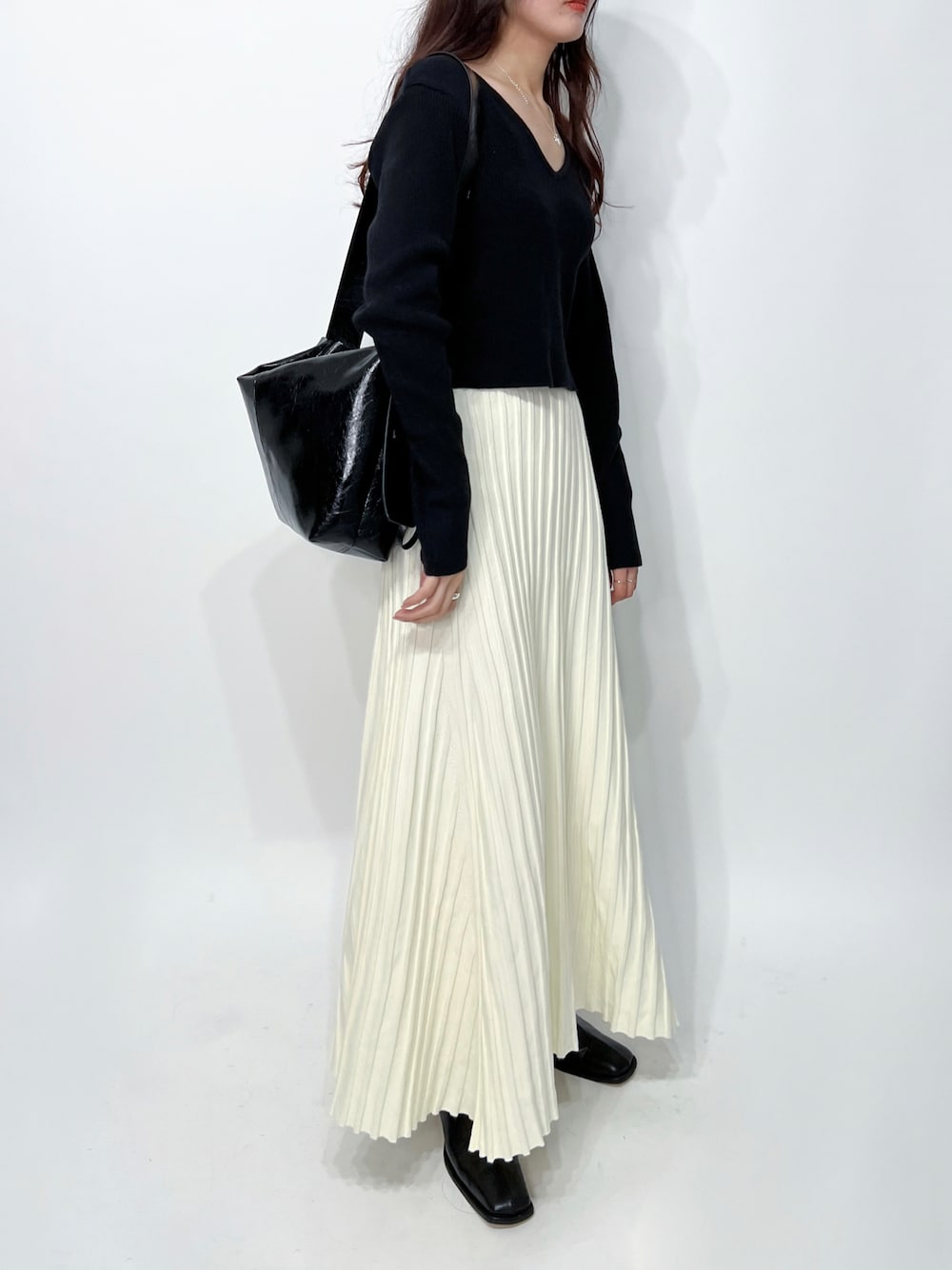 「ニットスカート、ロングスカート、モノトーン、モノトーンコーデ、デート、クリスマス、クリスマスに着たい服、シンプルコーデ、お出かけコーデ、キレイめ」｜「LAZY AND EASYのbanding knit long skirt ¥4,400 （スカート、ホワイト系）」を使った、lazyandeasyさん（レディース・158cm）の秋コーディネートの1枚目の写真