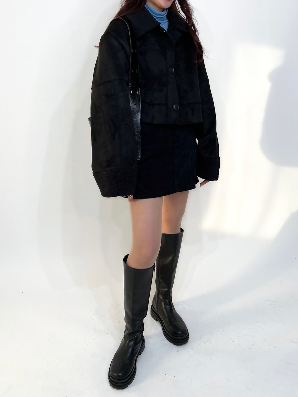 「冬のコーデ、ムスタン、ムートンコート、ロングブーツ、モノトーン、デート、クリスマスに着たい服、韓国ファッション、ミニスカート、オトナ女子」｜「LAZY AND EASYのアイテム（スカート、ブラック系）」を使った、lazyandeasyさん（レディース・158cm）の秋コーディネートの1枚目の写真