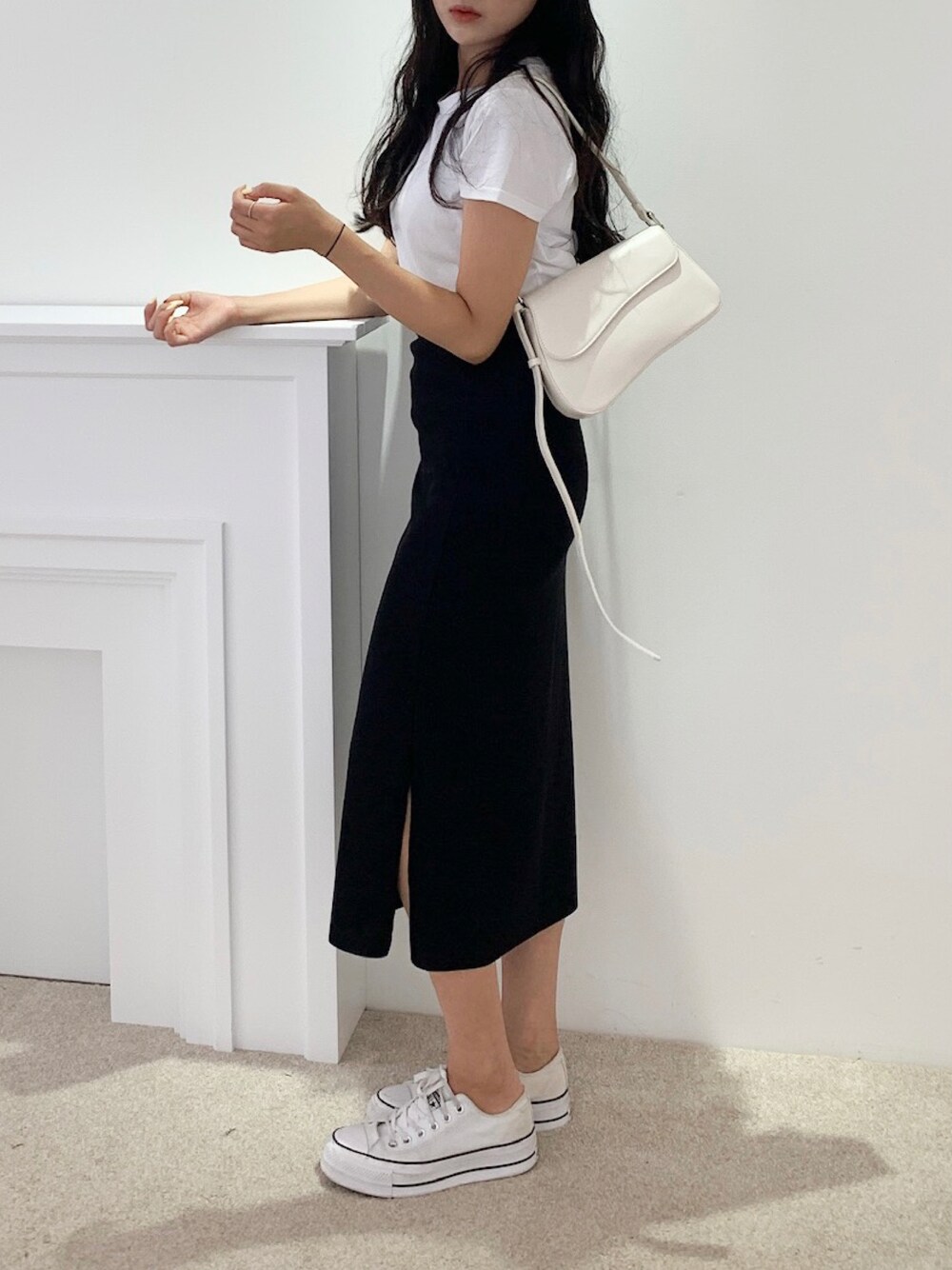 「シンプルコーデ、タイトスカート、スリット、スリットスカート、コンバース、スニーカーコーデ、スニーカー、Tシャツ、モノトーンコーデ、モノトーン、converse、白Tシャツ、バッグ、ショルダーバッグ、スカート」｜「CONVERSEのCONVERSE コンバース オール スター J オックス / ALL STAR J OX（スニーカー、ホワイト系）」を使った、lazyandeasyさん（レディース・158cm）の秋コーディネートの1枚目の写真