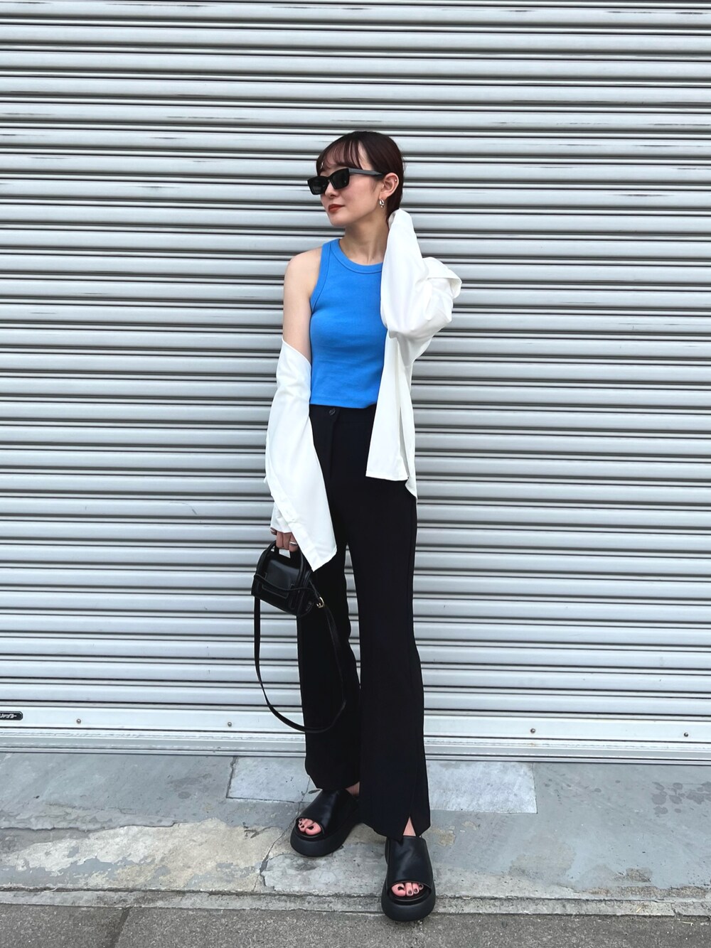 「休日スタイル、カラーコーデ、着回しコーデ、パンツスタイル、スリットパンツ、スリット、ブルー、サンダル、バッグ、ミニバッグ、ノースリーブ、タンクトップ、厚底シューズ」｜「LAZY AND EASYのアイテム（タンクトップ、ブルー系）」を使った、lazyandeasyさん（レディース・158cm）の夏コーディネートの1枚目の写真