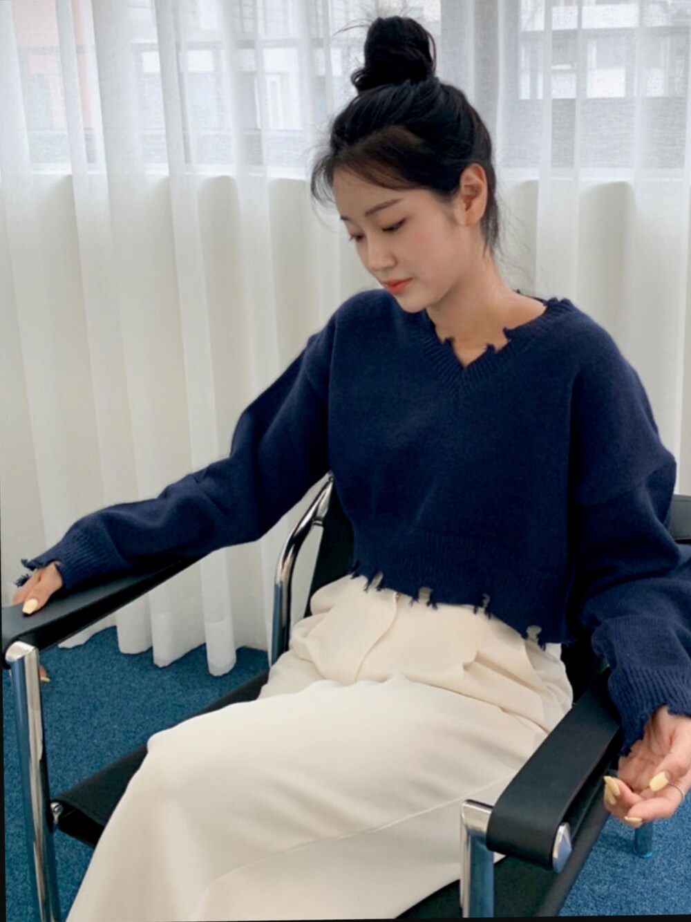 「秋コーデ、シンプルコーデ、ダメージニット、ニット、ワイドパンツ、パンツスタイル、パンツ、韓国ファッション、韓国ブランド、ショート丈トップス、ネイビー×ホワイト、ショートニット」｜「LAZY AND EASYのアイテム（ニット/セーター、ブルー系）」を使った、lazyandeasyさん（レディース・158cm）の秋コーディネートの1枚目の写真