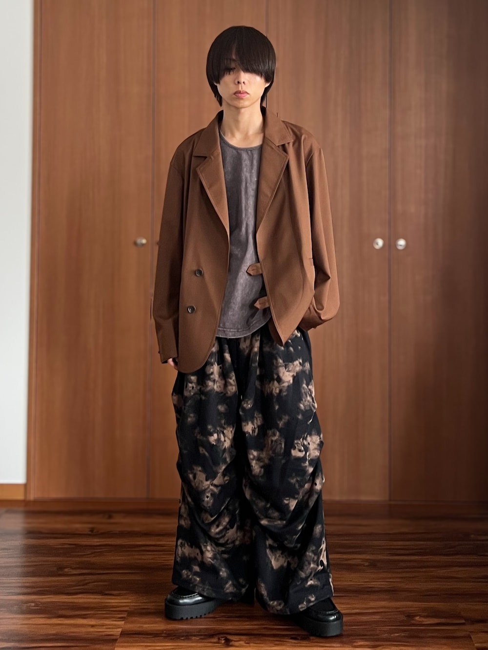 「テーラードジャケット、スウェットパンツ、低身長コーデ、CASPER JOHN、低身長男子」｜「CASPER JOHNのSmooth shark tab button tailored jacket/スムースシャークタブボタンテーラードジャケット（テーラードジャケット、ブラウン系）」を使った、miyagi さん（メンズ・161cm）の夏コーディネートの1枚目の写真