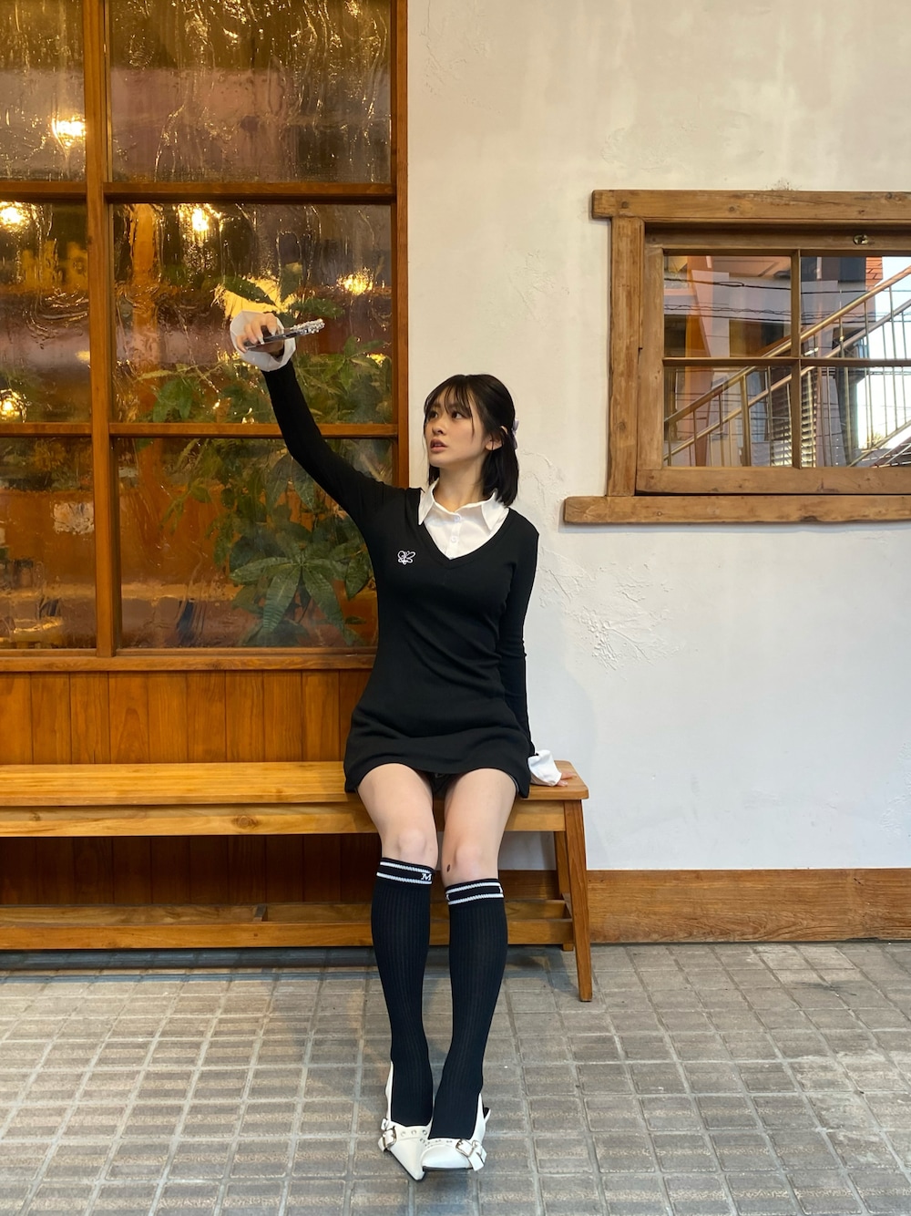 ブラック系のワンピースを着用したレディースの秋コーディネートの1枚目の写真