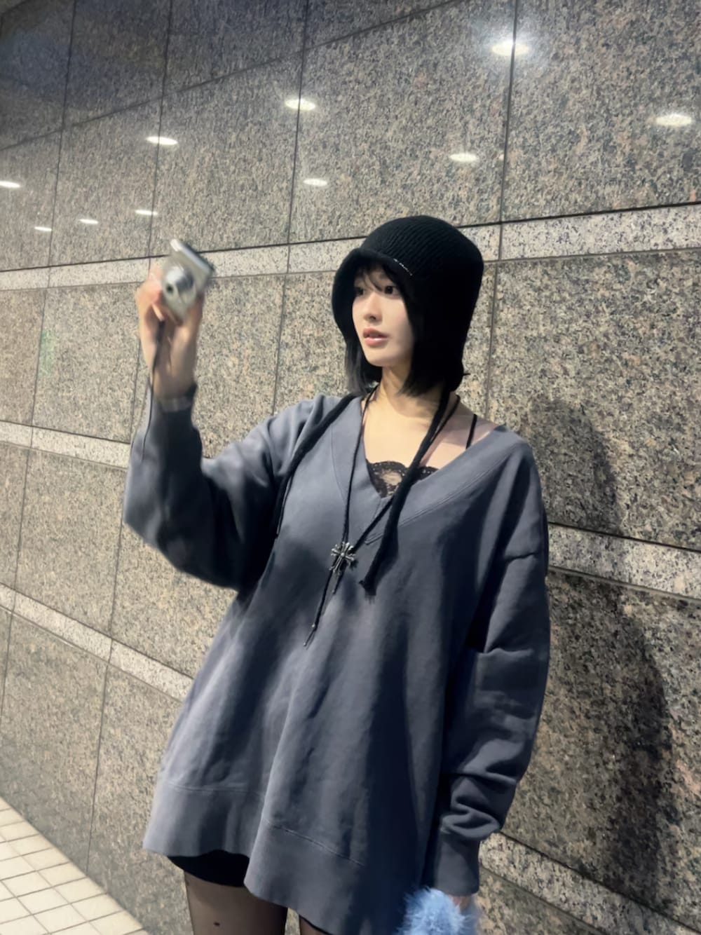 ブラック系のキャミソール、シルバー系のネックレス、ブラック系のニットキャップ/ビーニーを着用したレディースの冬コーディネートの1枚目の写真