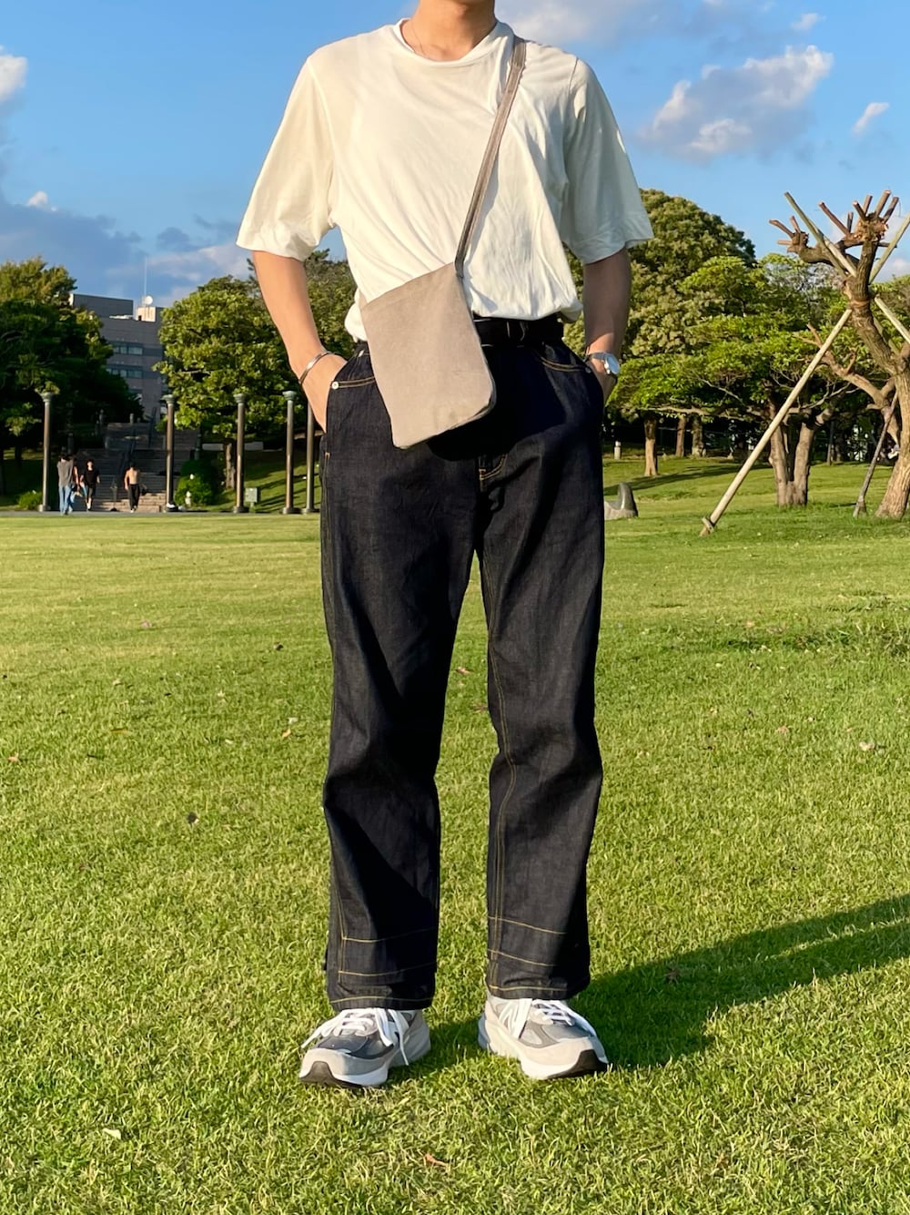 「SHINYA KOZUKA、yoke、Hender Scheme、New Balance、Tシャツ、デニムパンツ、ショルダーバッグ、スニーカー」｜「Hender Schemeのpig shoulder small（ショルダーバッグ、グレー系）」を使った、まーさん（メンズ・173cm）の秋コーディネートの1枚目の写真