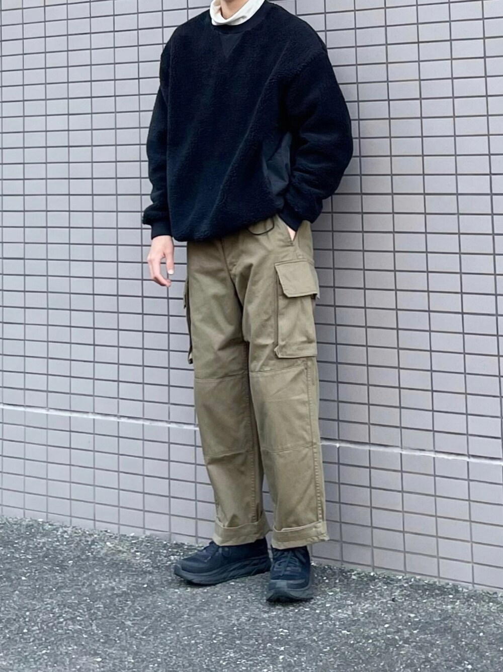 「古着、スニーカー、ミリタリー、ボア、プルオーバー、レイヤードスタイル、タートルネック、カーゴパンツ、スポーツミックス、ミリタリーパンツ、niko and…、フランス軍、m47、HOKAONEONE、ダッドスニーカー」｜「niko and...のボア切り替えプルオーバー（Tシャツ/カットソー、ブラック系）」を使った、まーさん（メンズ・173cm）の秋コーディネートの1枚目の写真