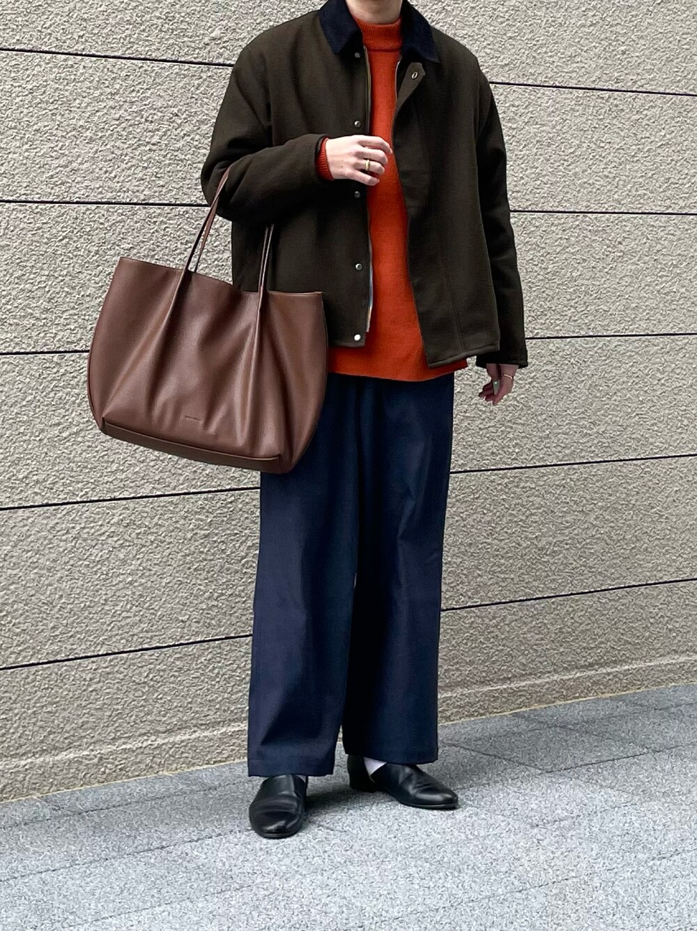 「niko and ...、Hanes、HARUTA、ブルゾン、ニット、グルカパンツ、トートバッグ、スリッポン、ミリタリー、キレイめ、冬コーデ、オレンジニット、差し色、スポックシューズ、レザーシューズ」｜「niko and...のヘリンボーン中綿ブルゾン（ブルゾン、グリーン系）」を使った、まーさん（メンズ・173cm）の冬コーディネートの1枚目の写真