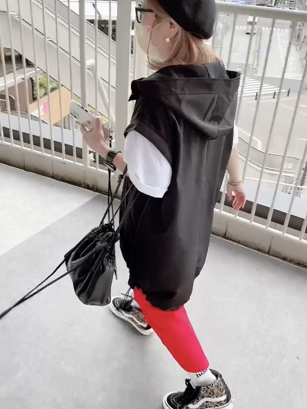 「秋ルック紹介するよ、秋服コーデ、秋服、ママコーデ、大人カジュアル」｜「GUのアイテム（ショルダーバッグ、ブラック系）」を使った、tomoさん（レディース・152cm）の秋コーディネートの1枚目の写真