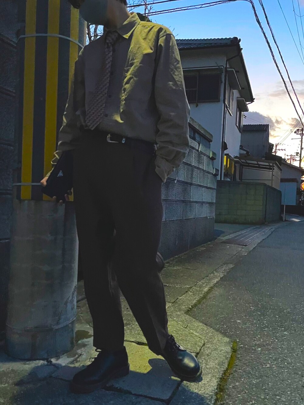 「Dr. Martensのアイテム（ブーツ、ブラック系）」を使った、らんたんさん（メンズ・170cm）の春コーディネートの1枚目の写真
