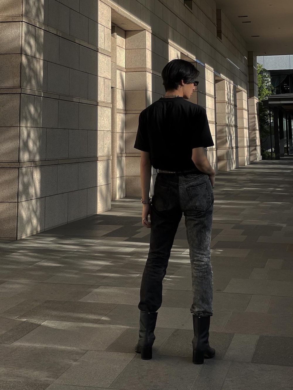 「JOHN LAWRENCE SULLIVAN、Maison Margiela、真夏のアクティブスタイル、夏コーデ、Tシャツ、夏だ！Tシャツ着よう！、デニム、ブラック、オールブラック、black」｜「JOHN LAWRENCE SULLIVANのアイテム（デニムパンツ、ブラック系）」を使った、Ruiさん（メンズ・180cm）の夏コーディネートの1枚目の写真
