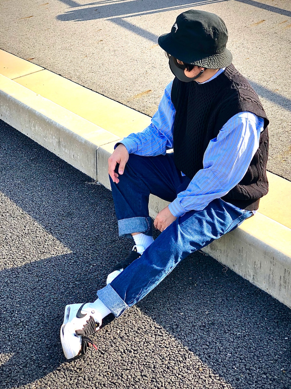「秋コーデ、休日スタイル、シンプル、おしゃれさんと繋がりたい、オーバーサイズ、オトナカジュアル、休日コーデ、ビッグシルエット、スニーカー、低身長、デニム、NIKE、シャツスタイル、ストリート、ベスト」｜「STUSSYのStock Bucket Hat（ハット、ブラック系）」を使った、natsukoさん（メンズ・164cm）の秋コーディネートの1枚目の写真