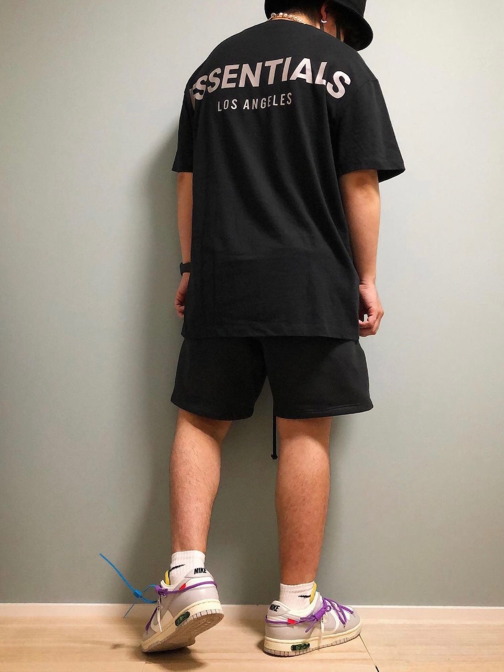 「だから秋服が好き、シンプルコーデ、OFF-WHITE、スニーカー、おしゃれさんと繋がりたい、ストリート、ブラックコーデ、モノトーン、低身長コーデ、オーバーサイズ、ESSENTIALS、fog、ストリートMIX、ナイキ、ダンク」｜「STUSSYのStock Bucket Hat（ハット、ブラック系）」を使った、natsukoさん（メンズ・164cm）の秋コーディネートの1枚目の写真