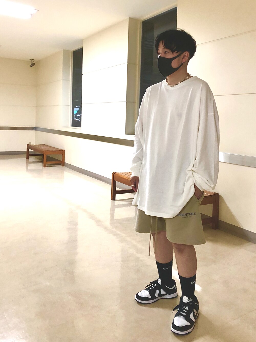 ホワイト系のTシャツ/カットソー、ベージュ系のスウェットパンツ、ブラック系のスニーカーを着用したメンズの夏コーディネートの1枚目の写真