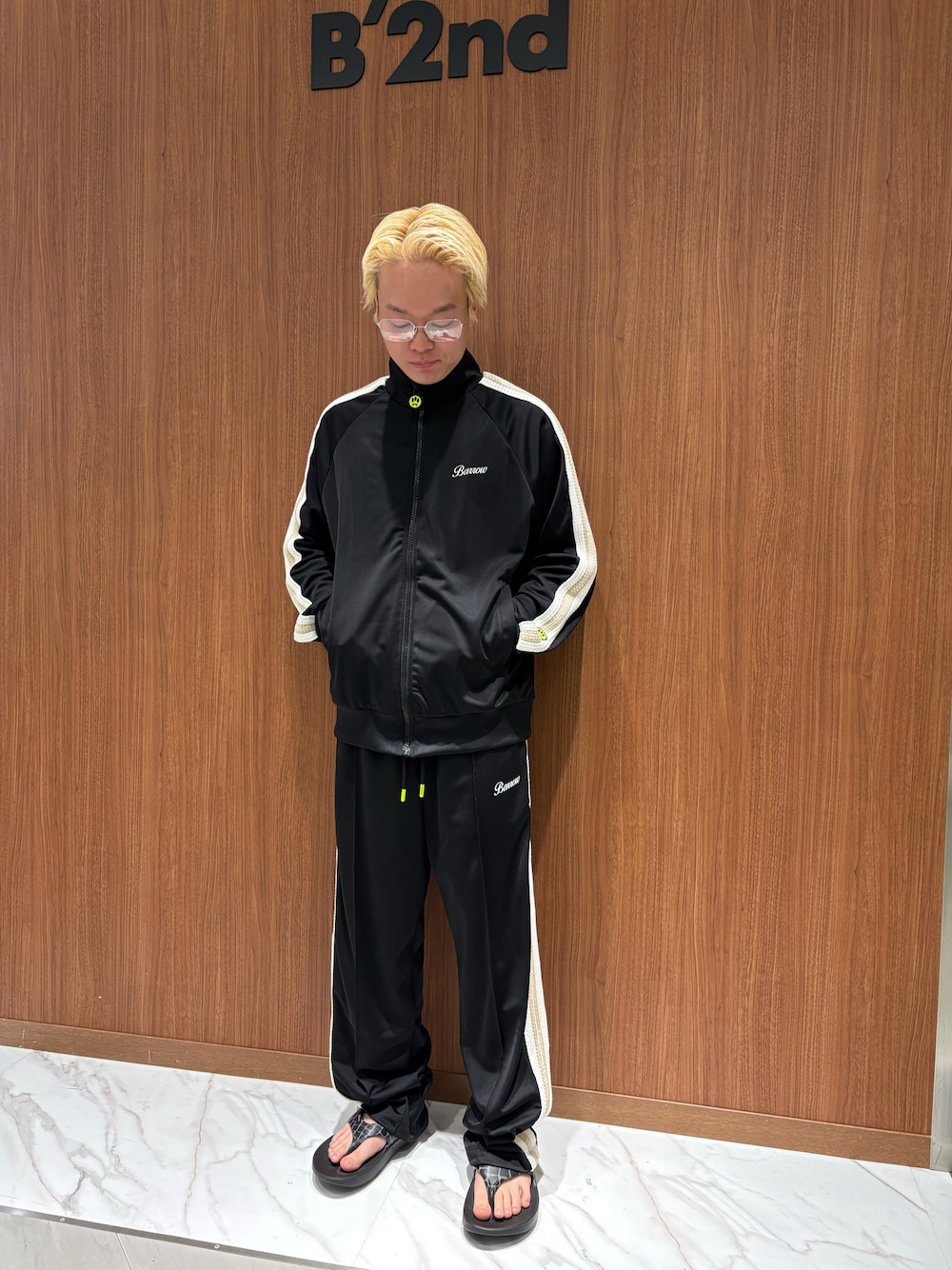 「oofos、children of the discordance、B'2nd、サンダル、BARROW、セットアップ、ジャージ、トラックジャケット、トラックパンツ」｜「OOFOSのOOFOS x Children of the discordance / x OORIGINAL コラボ ウーオリジナル サンダル（スリッポン、ブラック系）」を使った、yoさん（メンズ・167cm）の夏コーディネートの1枚目の写真