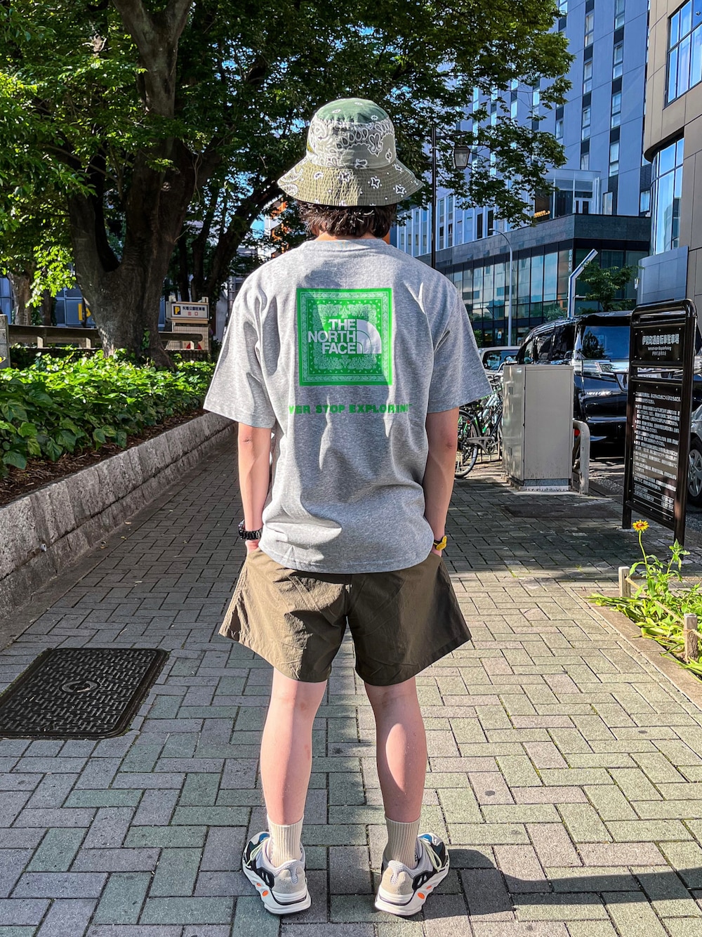 「ファッションの力を信じよう、B2nd、B2nd名古屋、夏、バケハ、Tシャツ、ショートパンツ、低身長コーデ、ラフコーデ、アースカラー、ペイズリー、バンダナ柄、THE NORTH FACE、KAPITAL、yeezy」｜「THE NORTH FACEのTHE NORTH FACE(ザ・ノースフェイス)　S/S Bandana Square Logo Tee ショートスリーブバンダナスクエアーロゴティー 2022年春入荷モデル（Tシャツ/カットソー、グレー系）」を使った、yoさん（メンズ・166cm）の春コーディネートの1枚目の写真