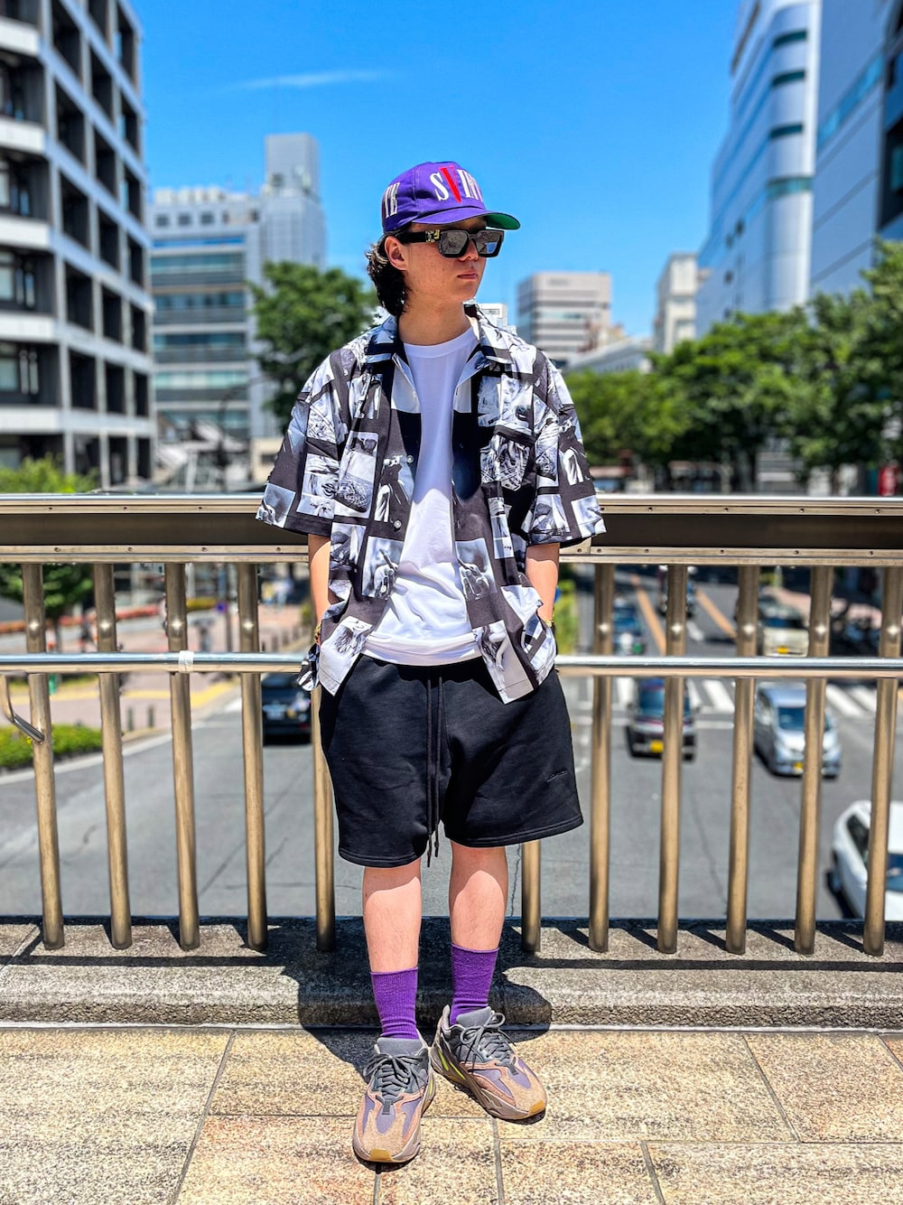 「ファッションの力を信じよう、B2nd、B2nd名古屋、ゆるコーデ、ビックシルエット、シャツコーデ、カジュアルコーデ、キャップ、アロハシャツ、ショートパンツ、saint michael、A4A、THE NORTH FACE、LUSOR、yeezy」｜「A4AのA4A/エーフォーエー/PHOTO s/s Shirts/フォトショートスリーブバック（シャツ/ブラウス、ブラック系）」を使った、yoさん（メンズ・166cm）の夏コーディネートの1枚目の写真