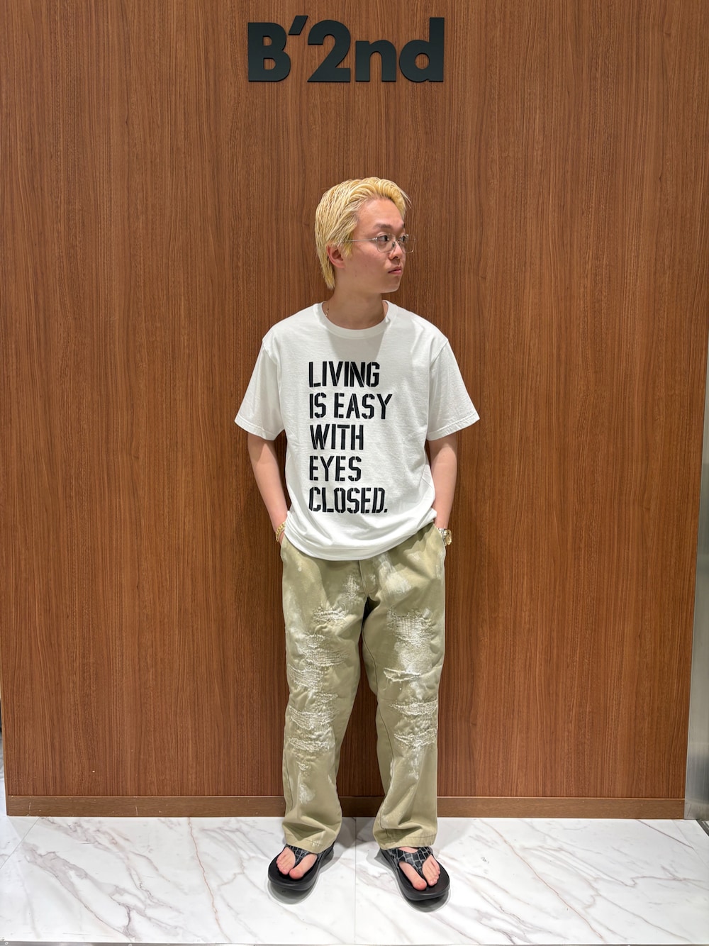 「oofos、children of the discordance、B'2nd、サンダル、minedenim、DISCOVERED、Tシャツ、アメカジ、白Tシャツ」｜「MINEDENIMのMINEDENIM（マインデニム）LIVING IS EASY WITH EYES CLOSED T-SH（Tシャツ/カットソー、ホワイト系）」を使った、yoさん（メンズ・167cm）の夏コーディネートの1枚目の写真