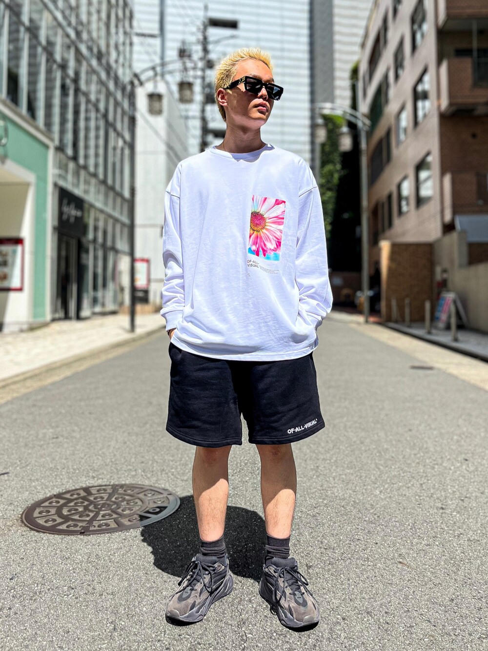 「B2nd名古屋、B2nd、ファッションの力を信じよう、おしゃれさんと繋がりたい、いいね、save、フォローお願いします🤑、秋服準備はじめました、ootd、カジュアルコーデ、モノトーン、ワントーンコーデ、ゆるコーデ、ロンT、A4A、yeezy、LouisVuitton」｜「A4AのA4A/エーフォーエー/GERBERS LST（Tシャツ/カットソー、ホワイト系）」を使った、yoさん（メンズ・166cm）の秋コーディネートの1枚目の写真