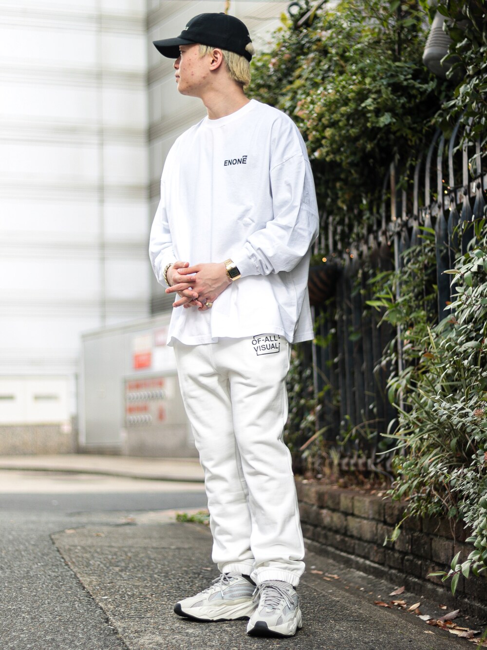 「ファッションの力を信じよう、B2nd、B2nd名古屋、いいね、save、フォローお願いします🤑、おしゃれさんと繋がりたい、ootd、シンプル、モノトーン、今日のコーデ、白コーデ、ロンT、スウェット、ENONE、A4A、yeezy」｜「B'2ndのENONE エノン/F&F Print Tee エフアンドエフ プリントロンT（Tシャツ/カットソー、ホワイト系）」を使った、yoさん（メンズ・166cm）の秋コーディネートの1枚目の写真