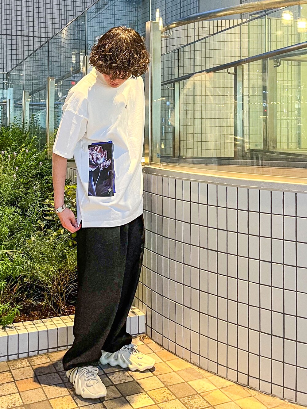 「ファッションの力を信じよう、B2nd、B2nd名古屋、おしゃれさんと繋がりたい、ビックシルエット、きれいめカジュアル、ゆるコーデ、スニーカー、低身長、Tシャツ、イージーパンツ、A4A、pointchary、adidas、yeezy」｜「A4AのA4A エーフォーエー/FLOWER フラワーショートスリーブTシャツ（Tシャツ/カットソー、ホワイト系）」を使った、yoさん（メンズ・166cm）の春コーディネートの1枚目の写真