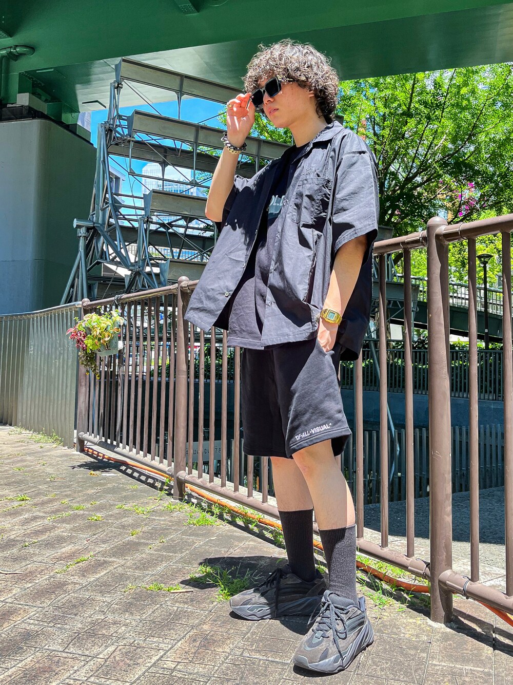 「ファッションの力を信じよう、B2nd、B2nd名古屋、おしゃれさんと繋がりたい、大人カジュアル、夏コーデ、シャツコーデ、シンプルコーデ、オープンカラーシャツ、Tシャツ、ショートパンツ、スニーカー、LUSOR、A4A、yeezy」｜「LUSORのLUSOR（ルーソル）Open Coller S/S SH オープンカラーシャツ（シャツ/ブラウス、ブラック系）」を使った、yoさん（メンズ・166cm）の夏コーディネートの1枚目の写真