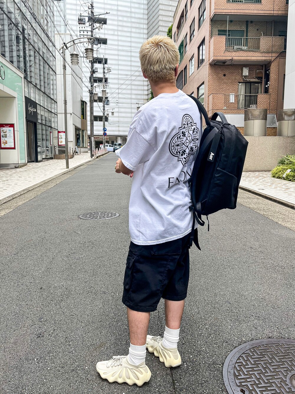 「B2nd、B2nd名古屋、ファッションの力を信じよう、おしゃれさんと繋がりたい、いいね、save、フォローお願いします🤑、シンプル、モノトーン、ストリート、休日コーデ、ラフコーデ、カジュアルコーデ、スニーカーコーデ、surt、AER、yeezy」｜「B'2ndのENONE エノン/CLASSIC LOGO PRINT TEE クラシックロゴプリントティー（Tシャツ/カットソー、ホワイト系）」を使った、yoさん（メンズ・166cm）の夏コーディネートの1枚目の写真