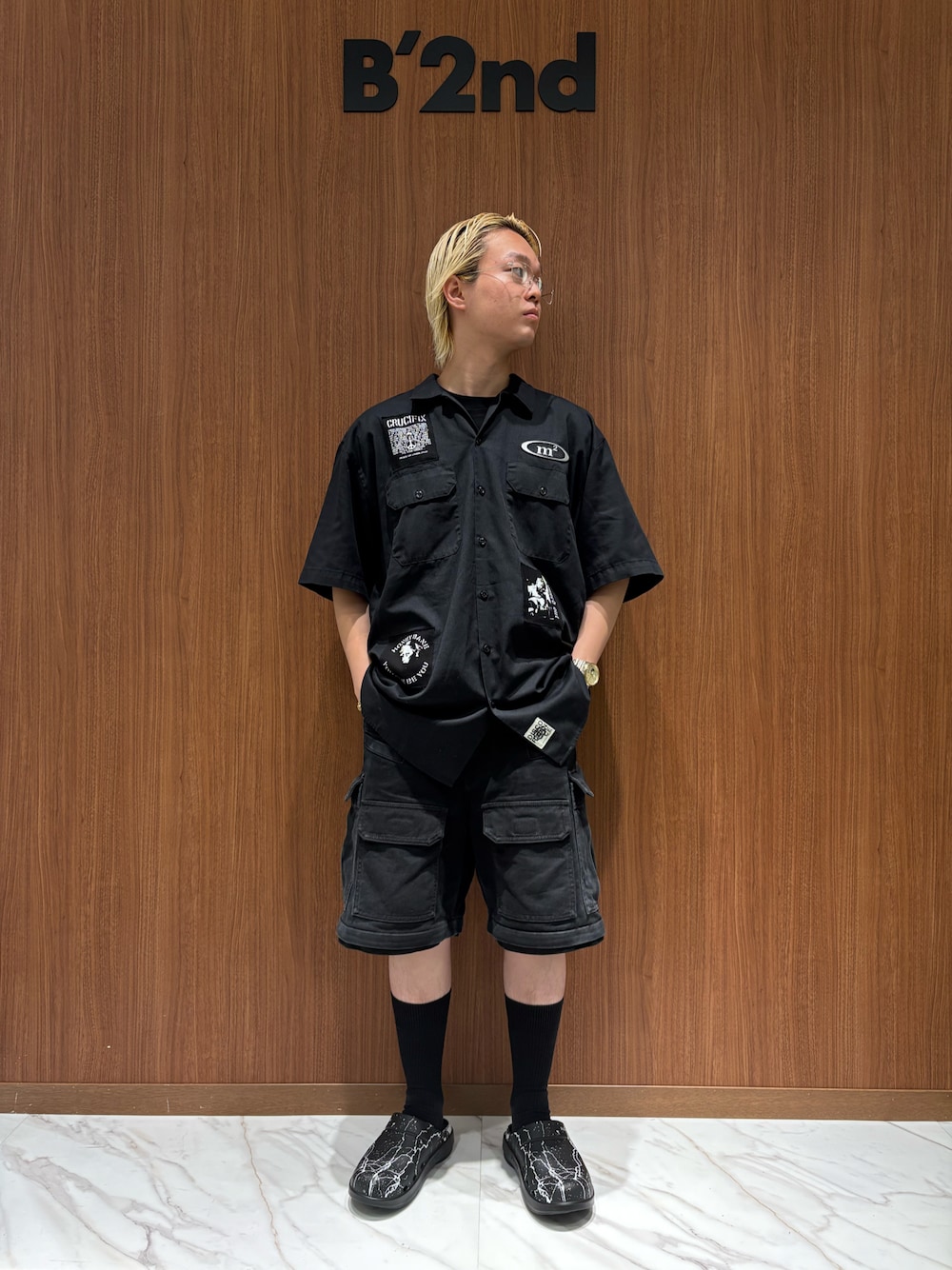 「B'2nd、oofos、children of the discordance、サンダル、夏コーデ、シャツ、ショーツ、カーゴパンツ、オールブラック、ootd」｜「OOFOSのOOFOS x Children of the discordance / x OOcloog コラボ ウークロッグ サンダル（サンダル、ブラック系）」を使った、yoさん（メンズ・167cm）の夏コーディネートの1枚目の写真