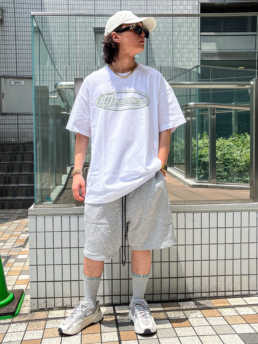 「ファッションの力を信じよう、B2nd、B2nd名古屋、シンプルコーデ、大人カジュアル、きれいめカジュアル、ワントーンコーデ、いいね、save、フォローお願いします🤑、おしゃれさんと繋がりたい、Tシャツ、ハーフパンツ、キャップ、MANASTASH、LUSOR、yeezy」｜「MANASTASHのMANASTASH N.A.U/マナスタッシュエエヌエーユー　DOT LOGO TEE ドットロゴティー（Tシャツ/カットソー、ホワイト系）」を使った、yoさん（メンズ・166cm）の夏コーディネートの1枚目の写真