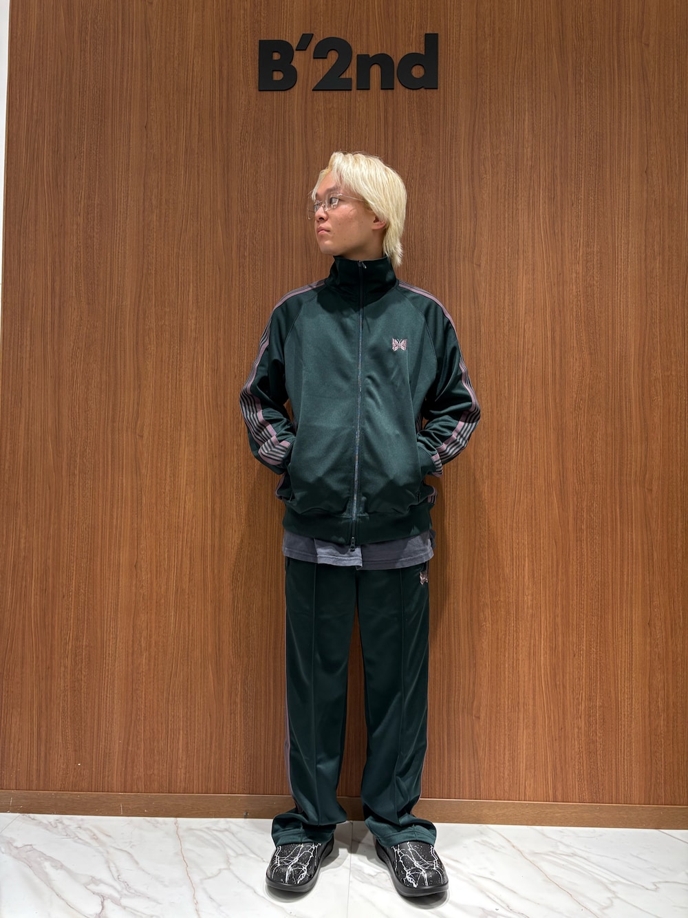 「B'2nd、oofos、children of the discordance、サンダル、NEEDLES、ootd、セットアップ、トラックジャケット、トラックパンツ、ジャージ」｜「OOFOSのOOFOS x Children of the discordance / x OOcloog コラボ ウークロッグ サンダル（サンダル、ブラック系）」を使った、yoさん（メンズ・167cm）の夏コーディネートの1枚目の写真