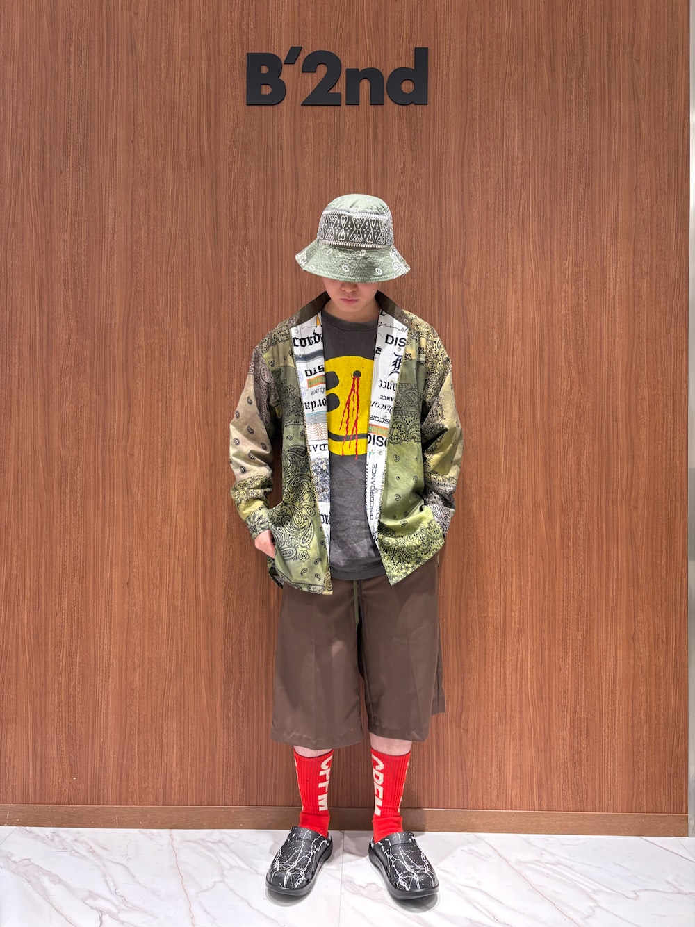 「B'2nd、サンダル、oofos、children of the discordance、シャツ、Tシャツ、ショーツ、SAINT M××××××、KAPITAL」｜「Children of the discordanceのDickies x Children of the discordance / Second Edition / Dickies Shorts（その他パンツ、ブラウン系）」を使った、yoさん（メンズ・167cm）の夏コーディネートの1枚目の写真