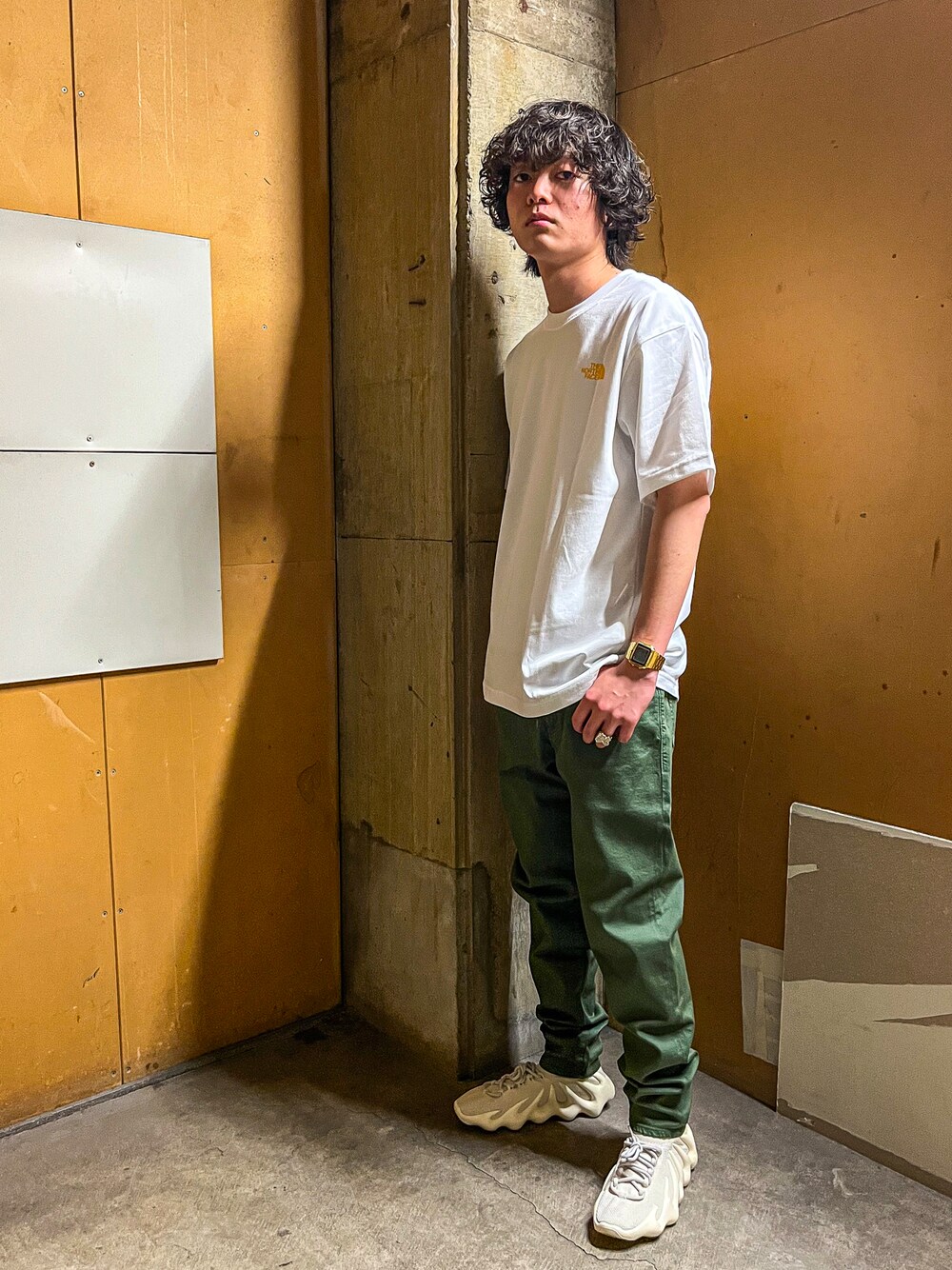 「ファッションの力を信じよう、B2nd、B2nd名古屋、thenorthface、surt、Tシャツ、チノパン、adidas、yeezy、yeezyboost、低身長コーデ、春夏コーデ、シンプル、カーキ、いいね、save、フォローお願いします🤑」｜「THE NORTH FACEのTHE NORTH FACE(ザ・ノースフェイス)　S/S Bandana Square Logo Tee ショートスリーブバンダナスクエアーロゴティー 2022年春入荷モデル（Tシャツ/カットソー、ホワイト系）」を使った、yoさん（メンズ・166cm）の春コーディネートの1枚目の写真