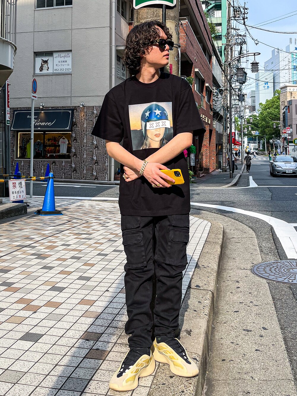 「ファッションの力を信じよう、B2nd、B2nd名古屋、おしゃれさんと繋がりたい、いいね、save、フォローお願いします🤑、ストリートコーデ、スニーカーコーデ、ブラックコーデ、サングラス、Tシャツ、カーゴパンツ、スニーカー、god selection xxx、surt、yeezy」｜「surtのSURT（サート）CARGOカーゴパンツ（カーゴパンツ、ホワイト系）」を使った、yoさん（メンズ・166cm）の夏コーディネートの1枚目の写真