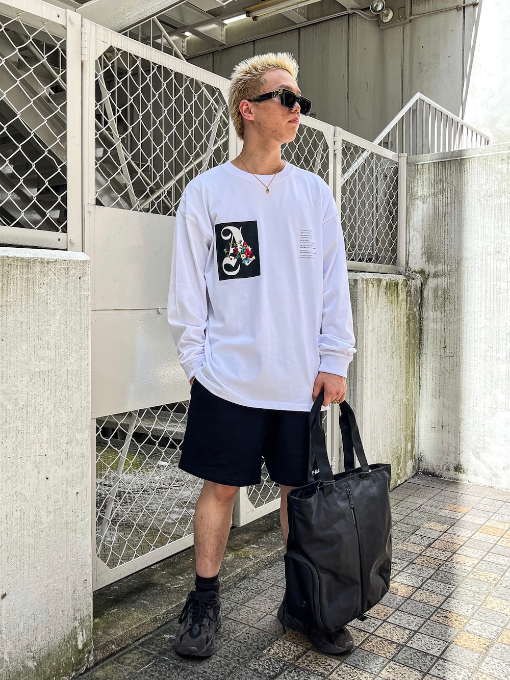 「B2nd、B2nd名古屋、ファッションの力を信じよう、おしゃれさんと繋がりたい、いいね、save、フォローお願いします🤑、オールブラック、モノトーン、秋のコーデ、ストリートコーデ、リラックススタイル、ロンT、A4A、AER、yeezy、LouisVuitton」｜「A4AのA4A/エーフォーエー/ALPHA LST（Tシャツ/カットソー、ホワイト系）」を使った、yoさん（メンズ・166cm）の秋コーディネートの1枚目の写真