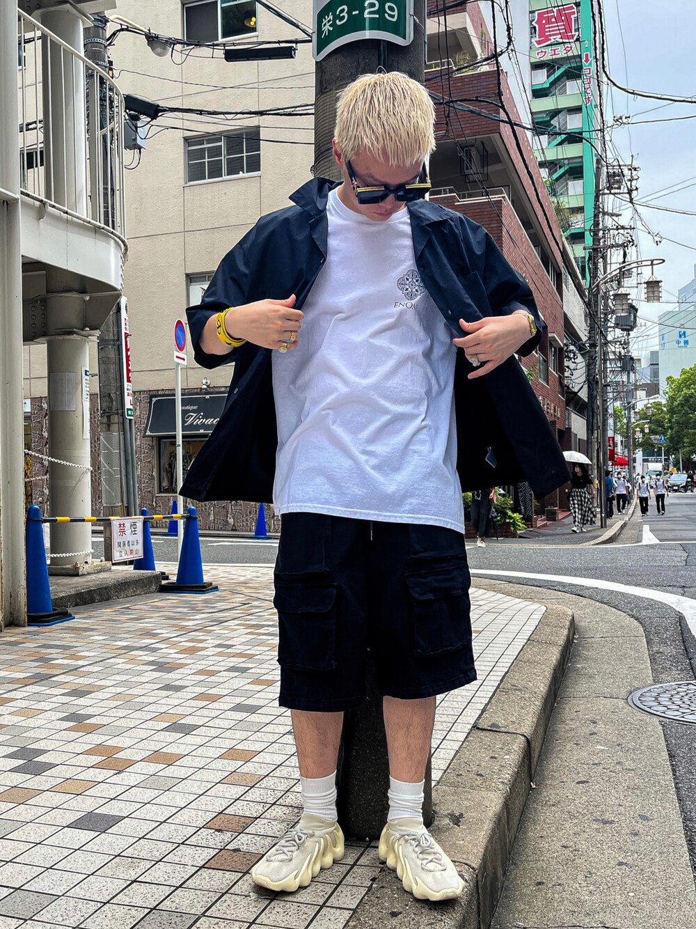 「B2nd、B2nd名古屋、ファッションの力を信じよう、おしゃれさんと繋がりたい、いいね、save、フォローお願いします🤑、シンプル、モノトーン、ストリート、カジュアルコーデ、休日コーデ、スニーカーコーデ、LUSOR、surt、yeezy、LouisVuitton」｜「B'2ndのENONE エノン/CLASSIC LOGO PRINT TEE クラシックロゴプリントティー（Tシャツ/カットソー、ホワイト系）」を使った、yoさん（メンズ・166cm）の夏コーディネートの1枚目の写真