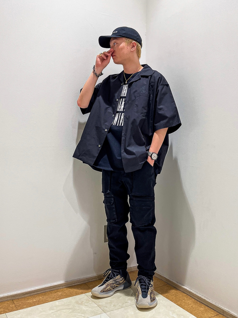 「B2nd、B2nd名古屋、ファッションの力を信じよう、いいね、save、フォローお願いします🤑、おしゃれさんと繋がりたい、シンプル、オールブラック、大人カジュアル、休日スタイル、ワントーンコーデ、スニーカーコーデ、LUSOR、ENONE、surt、yeezy」｜「B'2ndのENONE エノン/I COME HERE PRINT TEE（Tシャツ/カットソー、ブラック系）」を使った、yoさん（メンズ・166cm）の夏コーディネートの1枚目の写真