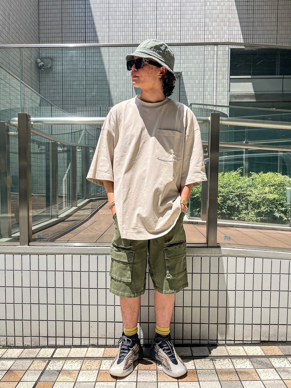 「ファッションの力を信じよう、B2nd、B2nd名古屋、おしゃれさんと繋がりたい、いいね、save、フォローお願いします🤑、ootd、夏、ラフ、カジュアル、シンプルスタイル、ワントーンコーデ、アースカラー、A4A、surt、yeezy」｜「A4AのA4A/エーフォーエー/強撚糸ラウンドポケット半袖Tシャツ（Tシャツ/カットソー、ベージュ系）」を使った、yoさん（メンズ・166cm）の夏コーディネートの1枚目の写真