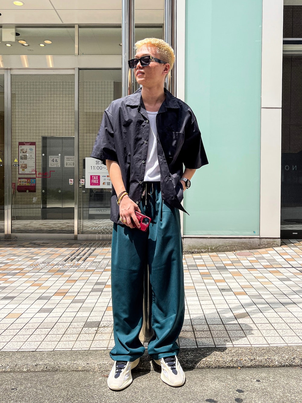 「ファッションの力を信じよう、B2nd、B2nd名古屋、ootd、お洒落さんとつながりたい、いいね、save、フォローお願いします🤑、大人カジュアル、きれいめカジュアル、タックイン、シャツスタイル、シンプルコーデ、LUSOR、maxsix、pointchary、yeezy」｜「maxsixのmaxsix(マックスシックス）ドリップスマイルTEE（Tシャツ/カットソー、ホワイト系）」を使った、yoさん（メンズ・166cm）の夏コーディネートの1枚目の写真