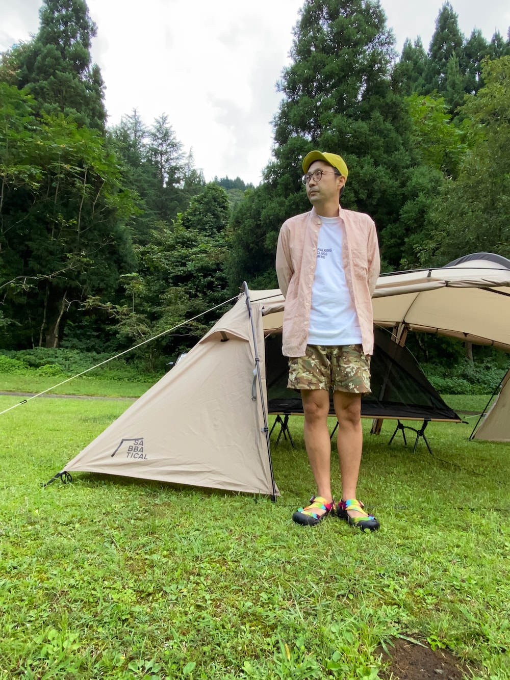「シンプル、休日スタイル、秋のコーデ、ラフ、カジュアル、今日のコーデ、白Tシャツ、リラックススタイル、UNIQLO、ピンク、THE NORTH FACE、keen、グリップスワニー」｜「THE NORTH FACEのTHE NORTH FACE GTX BASEBALL CAP / ザ・ノース・フェイス GTX ベースボール キャップ（キャップ、イエロー系）」を使った、naokickさん（メンズ・172cm）の秋コーディネートの1枚目の写真