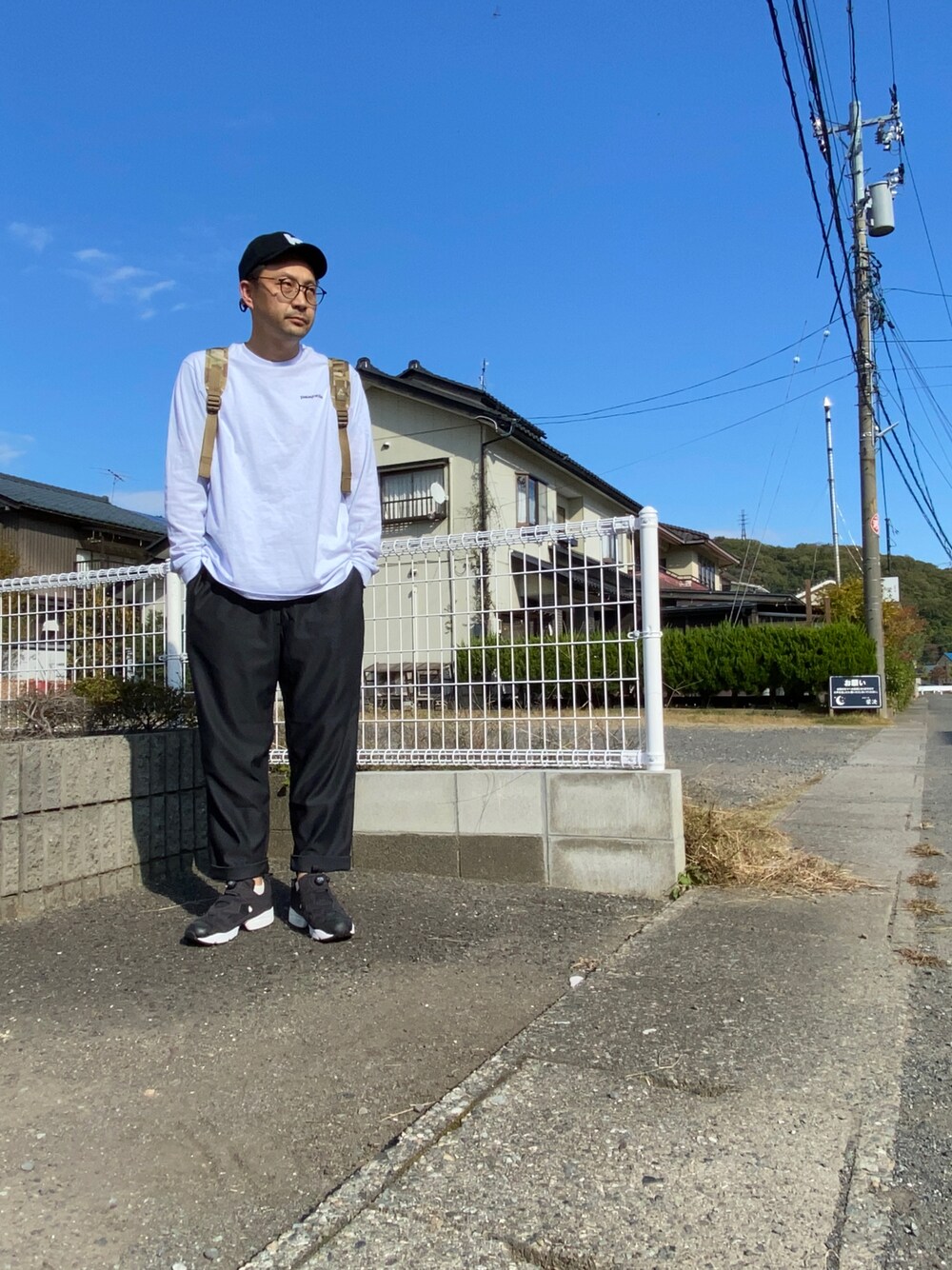 「wearhalloween2021、休日スタイル、シンプル、今日のコーデ、キレイめ、黒、白、ラフ、シェフパンツ、patagonia、リーボック(Reebok)、KAVU、モノトーン、モノトーンコーデ」｜「KAVUのKAVU カブー KID'S ベースボールキャップ（ウール）（キャップ、ブラック系）」を使った、naokickさん（メンズ・172cm）の秋コーディネートの1枚目の写真