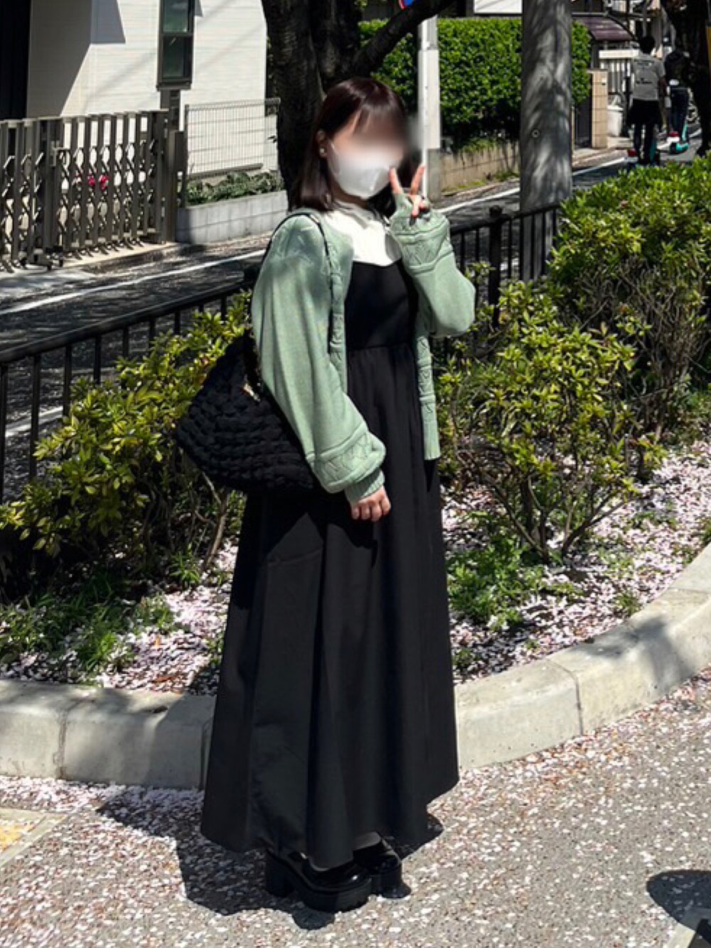 「春、お花見、春夏コーデ、低身長、大人かわいい、今日のコーデ、キャミワンピ、デート、グリーン、プチプラコーデ、春服みてみて」｜「earth music&ecologyのキャミワンピース（ワンピース、ブラック系）」を使った、m i uさん（レディース・152cm）の春コーディネートの1枚目の写真