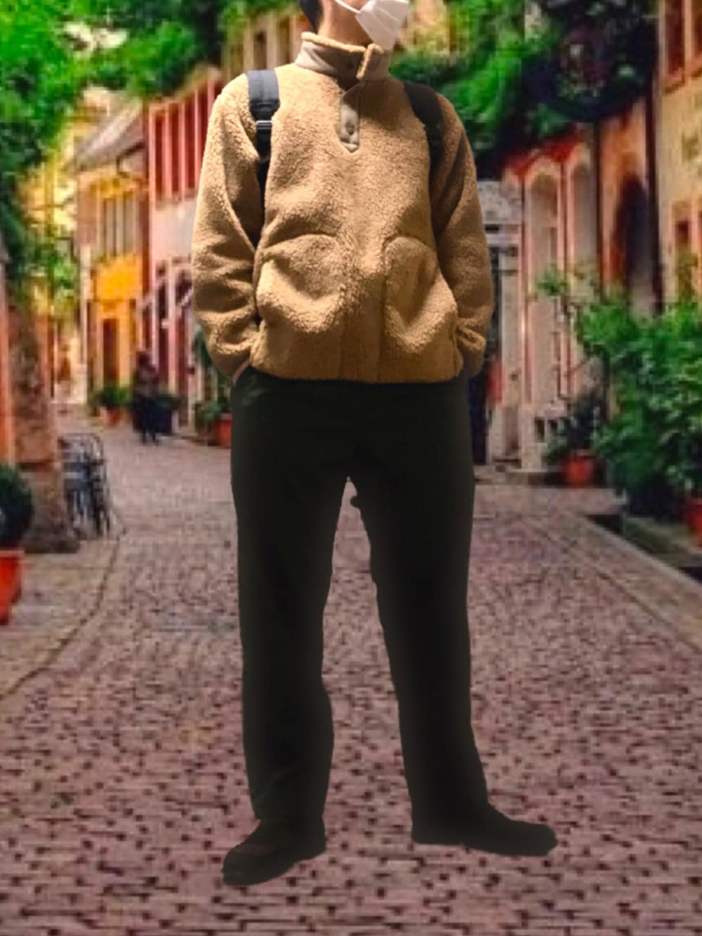 ベージュ系のトップス、ブラック系のバックパック/リュック、グリーン系のパンツを着用したメンズの冬コーディネートの1枚目の写真