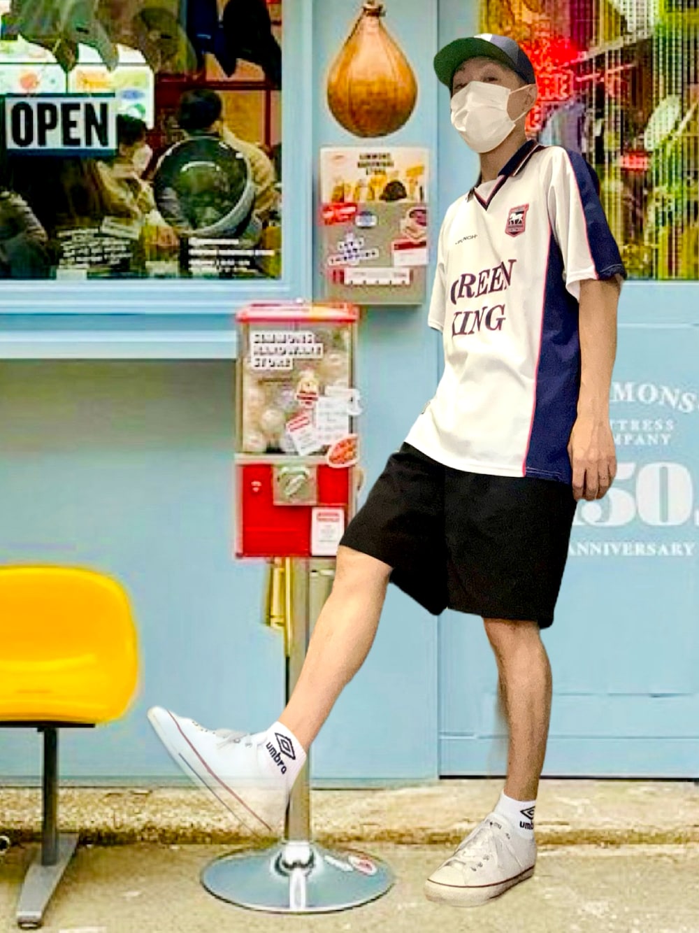 「UNIQLO、GU、オーバーサイズ、古着、キャップ、XLARGE、ゲームシャツ、ショートパンツ、スニーカー、コンバース、umbro、ワイドパンツ、白スニーカー、黒パンツ、スポーツミックス」｜「UMBROの古着90'sゲームシャツ(イプスウィッチタウン)/L（Tシャツ/カットソー、ホワイト系）」を使った、ポキB@ユニクロ勉強家(相互)さん（メンズ・166cm）の夏コーディネートの1枚目の写真