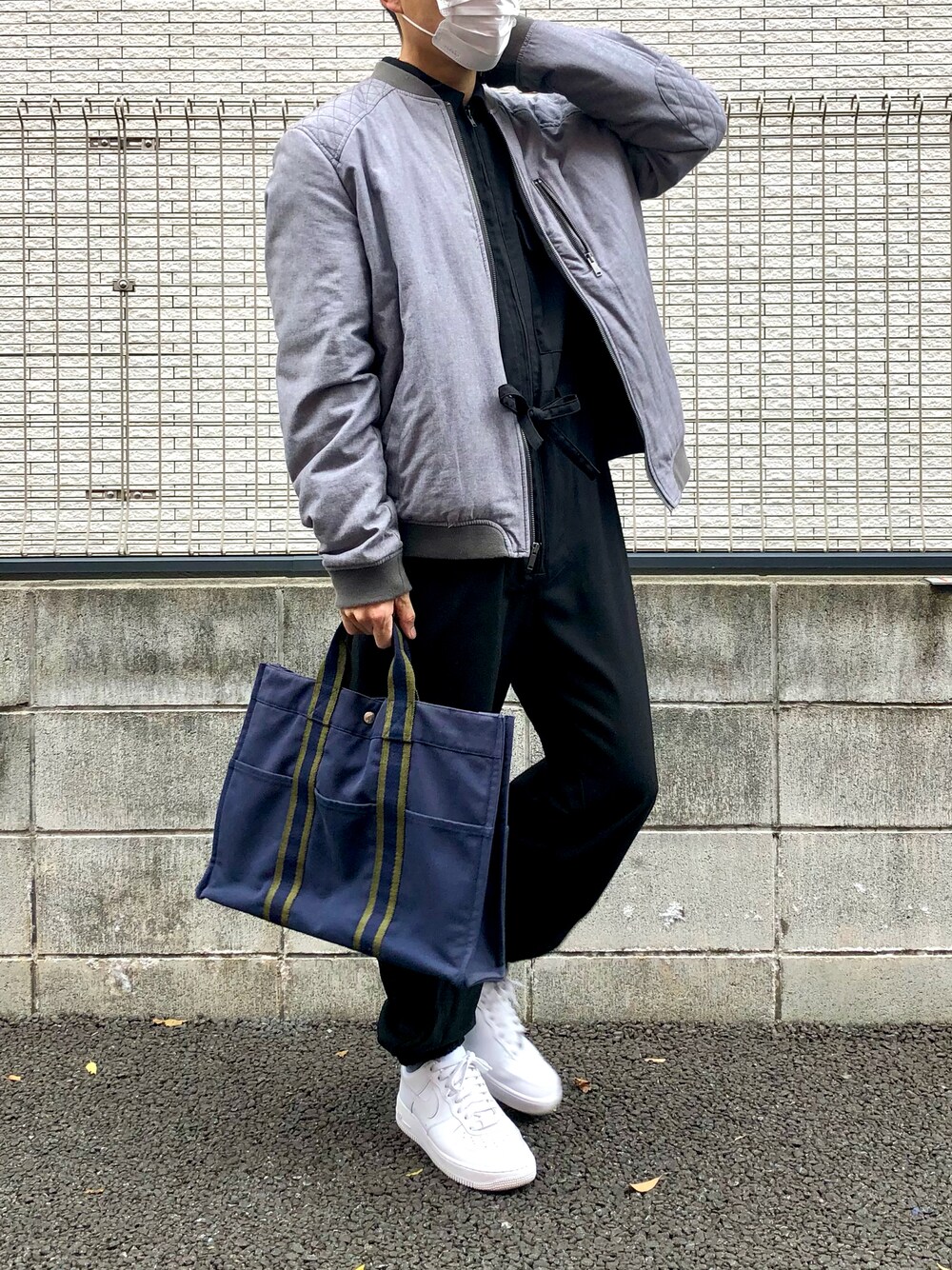 「古着、ブルゾン、スニーカー、トートバッグ、ビッグシルエット、NIKE、MA-1、UNIQLO、オーバーサイズ、GU、プチプラ、ジャンプスーツ、HERMES、BANANA REPUBLIC、レディース」｜「GUのジャンプスーツ NT+E／S（つなぎ/オールインワン、ブラック系）」を使った、ポキB@ユニクロ勉強家(相互)さん（メンズ・166cm）の冬コーディネートの1枚目の写真