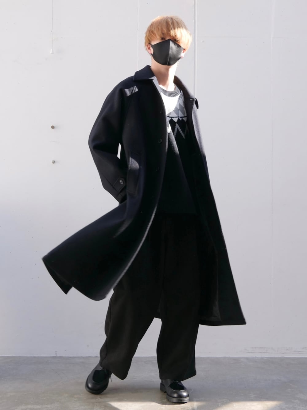 「Alcindor Materialsのsuper140's lamb wool balmacaan coat/スーパー１４０’ｓラムウールバルマカーンコート（その他アウター、ブラック系）」を使った、あすさん（メンズ・176cm）の冬コーディネートの1枚目の写真