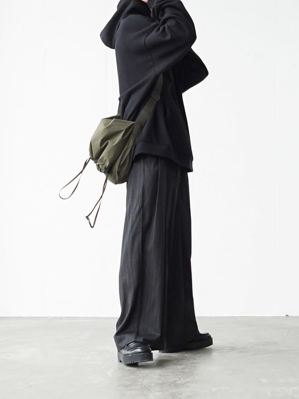 「remerのloose basic over parker / ルーズベーシックオーバーパーカー（パーカー、ブラック系）」を使った、あすさん（メンズ・176cm）の秋コーディネートの1枚目の写真