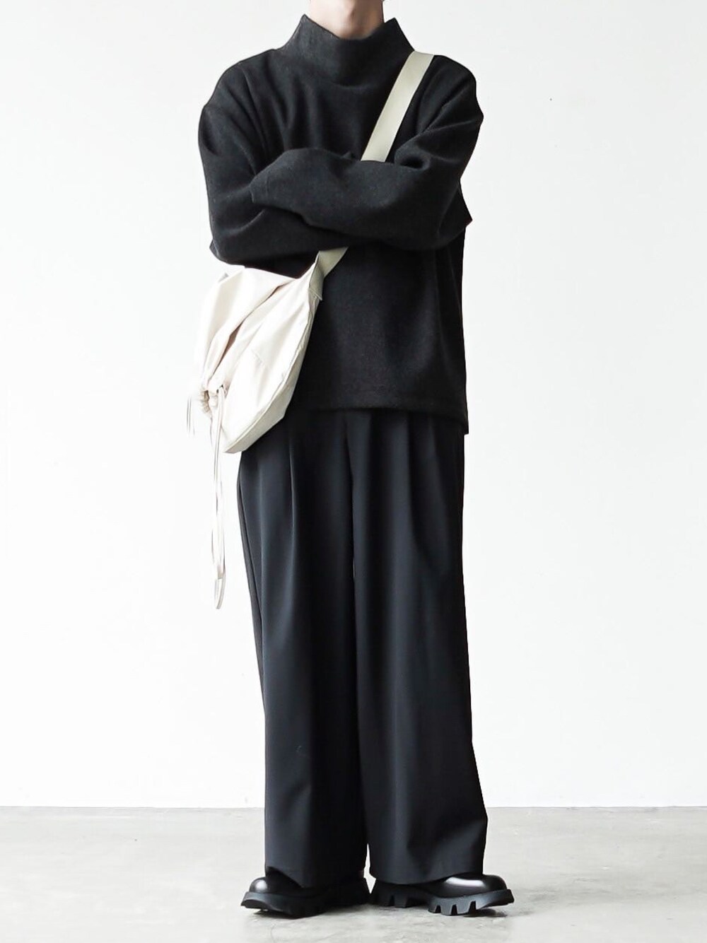 「remerのloose tapered wide PT / ルーズテーパードワイドパンツ（その他パンツ、ブラック系）」を使った、あすさん（メンズ・176cm）の秋コーディネートの1枚目の写真