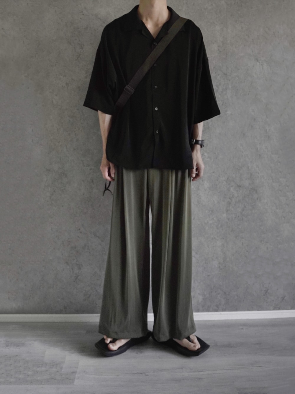 「CASPER JOHNのVarious Dolman Shirts/バリアスドルマンシャツ（シャツ/ブラウス、ブラック系）」を使った、あすさん（メンズ・176cm）の春コーディネートの1枚目の写真