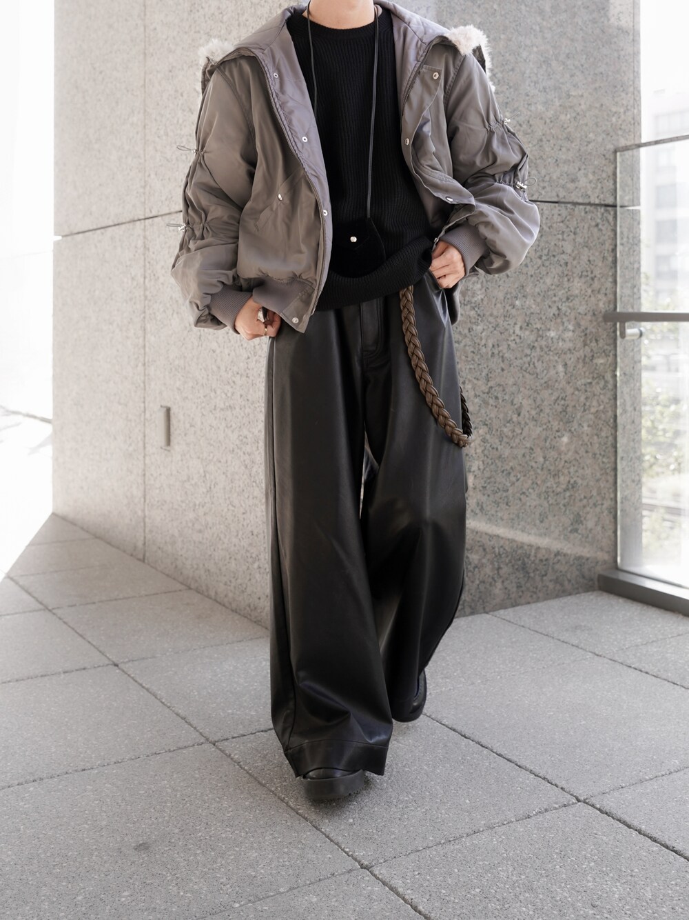 「URBAN RESEARCH Sonny Labelのウォッシャブルウール混クルーネックニット（ニット/セーター、ブラック系）」を使った、あすさん（メンズ・176cm）の冬コーディネートの1枚目の写真